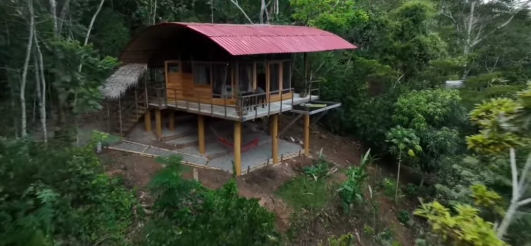 Exclusividad natural: Venta de lodge rodeado de árboles y río en Tarapoto